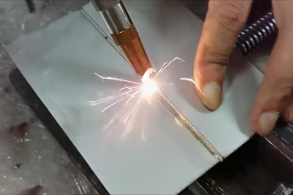 手持式激光焊接機與傳統(tǒng)焊接機比有什么優(yōu)勢？